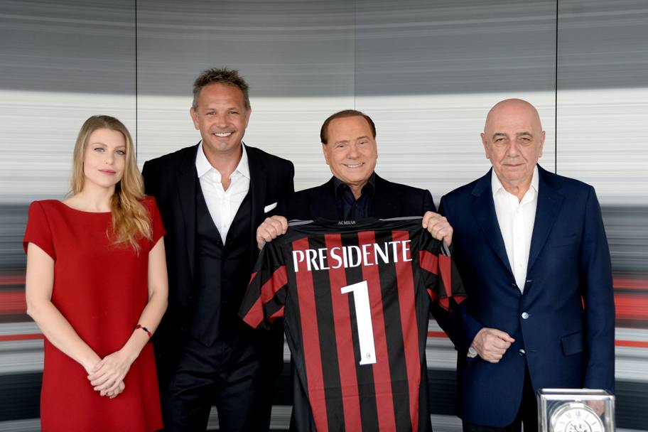 In mattinata Mihajlovic era stato presentato a casa Milan: qui la foto con Barbara Berlusconi, Silvio Berlusconi a Adriano Galliani. LaPresse